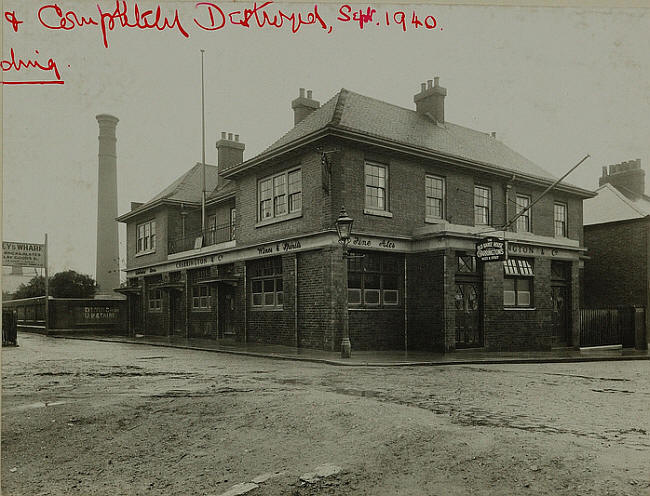 Old Bargehouse, viewed from Bargehouse Road, 1926, author unknown [https://pubshistory.com/EssexPubs/NorthWoolwich/barge.shtml].