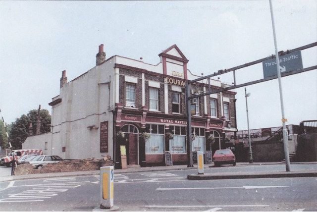 Royal Pavilion Hotel, viewed from Pier Road, pre 2000, taken by Graeme Fox [https://www.closedpubs.co.uk/london/e16_northwoolwich_royalpavilionhotel.html].